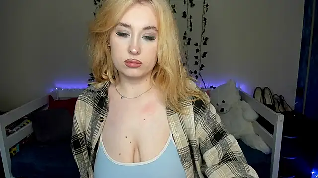 Snapshot of Emily_Gin chatting on 28, 10, 2025 Emily Gin online show from 28, 10, 2025