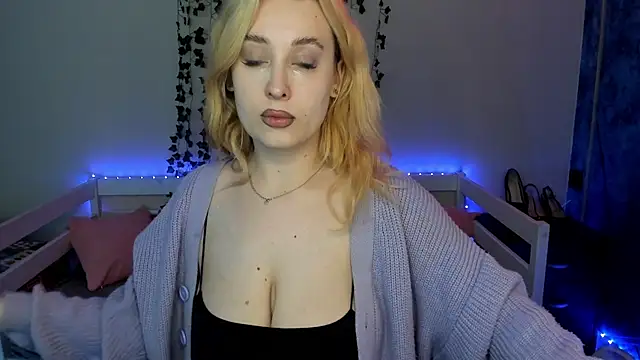 Snapshot of Emily_Gin chatting on 12, 11, 2025 Emily Gin online show from 12, 11, 2025