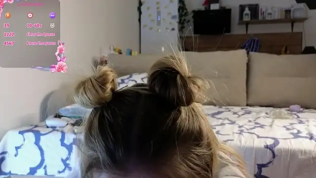 Girl alone home online show from 28, 2, 2025