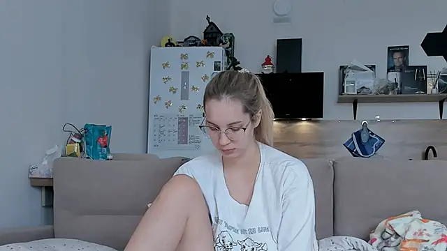 Girl alone home online show from 30, 5, 2026