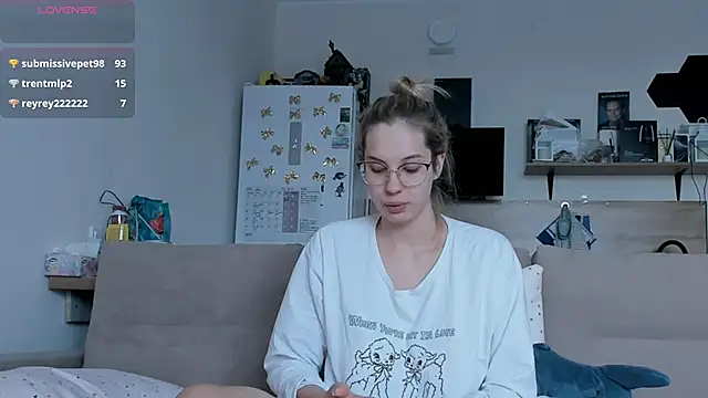Girl alone home online show from 31, 5, 2026