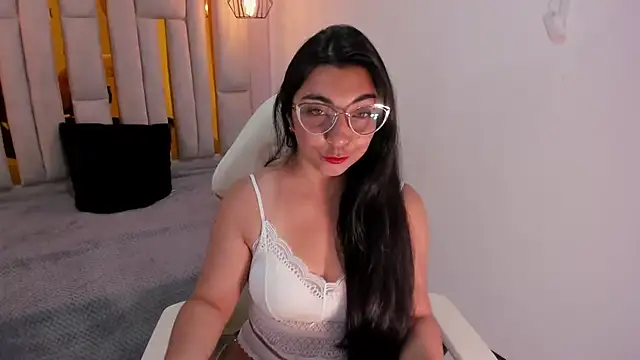 Karla hernandez  online show from 1, 2, 2025