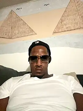 Snapshot of ThatDickSexy2 chatting on 4, 10, 2025 ThatDickSexy2 online show from 4, 10, 2025