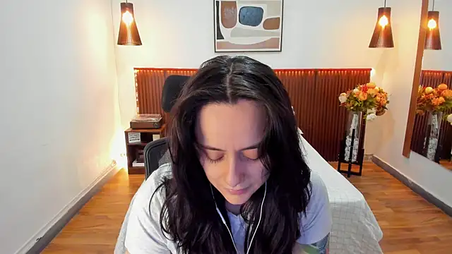 Snapshot of KatherineBond chatting on 4, 7, 2026 KatherineBond online show from 4, 7, 2026