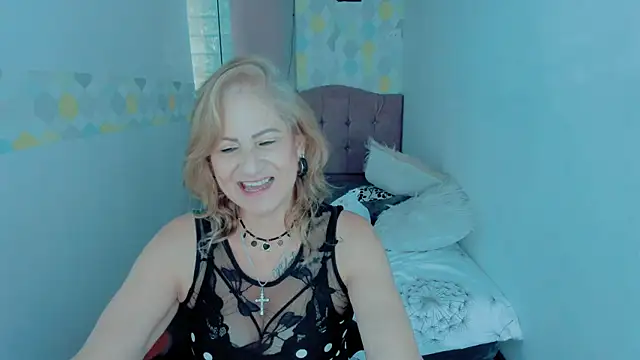 Snapshot of ScarletHoot_ chatting on 7, 1, 2025 ScarletHoot online show from 7, 1, 2025