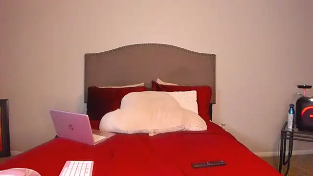 yiauana online show from 4, 12, 2025