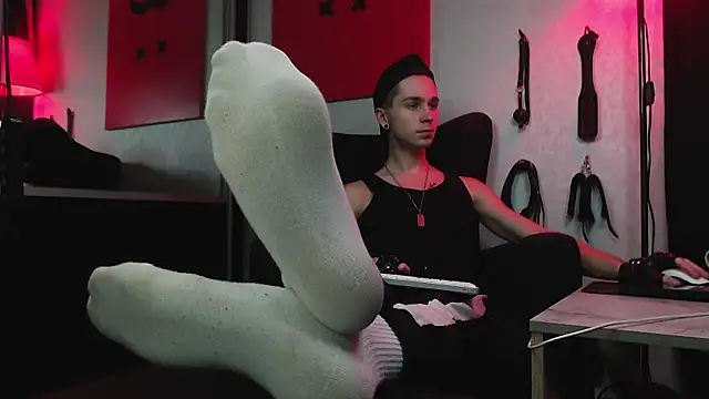 Joseph  Quinn online show from 17, 1, 2025