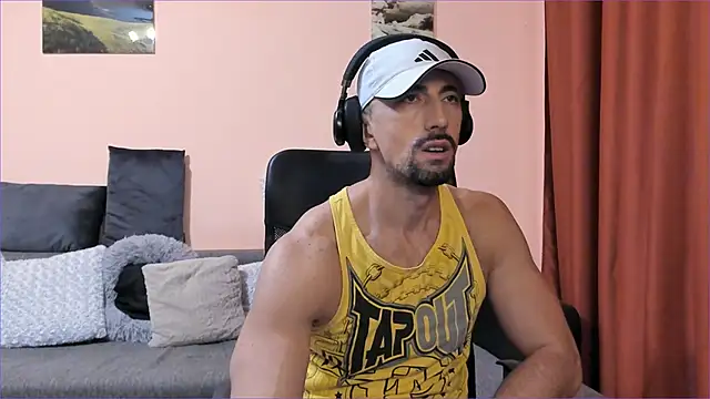 Snapshot of HotHunkTrainer chatting on 7, 12, 2024 HotHunkTrainer online show from 7, 12, 2024
