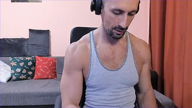 Snapshot of HotHunkTrainer chatting on 9, 12, 2024 HotHunkTrainer online show from 9, 12, 2024