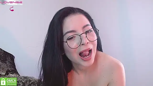 Snapshot of LauryMoons chatting on 6, 4, 2026 LauryMoons online show from 6, 4, 2026