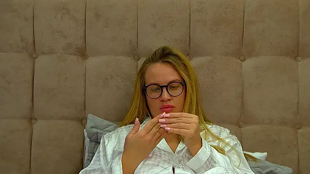 MariaNeumann online show from 6, 3, 2025