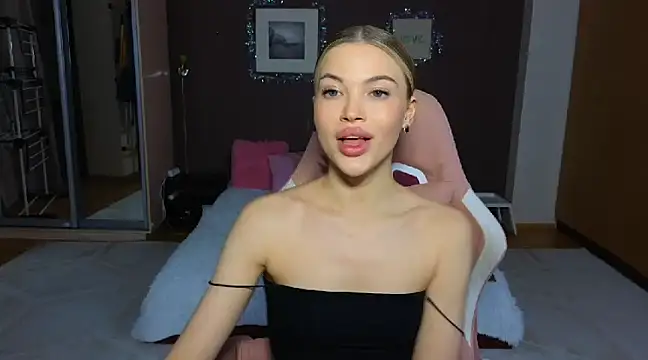 Snapshot of EmmyMills chatting on 4, 1, 2025 EmmyMills online show from 4, 1, 2025
