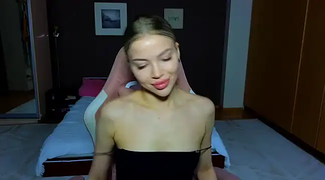 Snapshot of EmmyMills chatting on 4, 3, 2025 EmmyMills online show from 4, 3, 2025