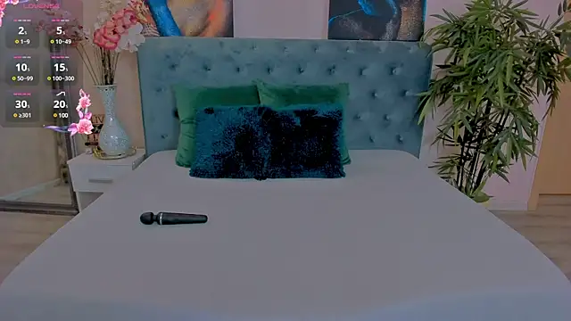 Snapshot of MichelleReys chatting on 4, 2, 2025 MichelleReys online show from 4, 2, 2025