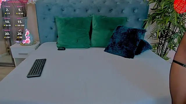 Snapshot of MichelleReys chatting on 5, 2, 2025 MichelleReys online show from 5, 2, 2025