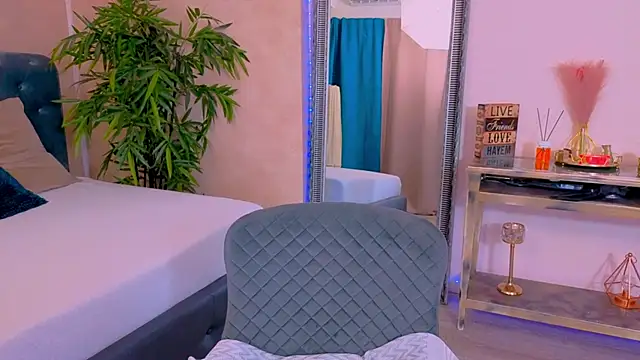 Snapshot of MichelleReys chatting on 7, 11, 2025 MichelleReys online show from 7, 11, 2025