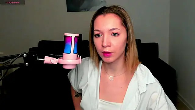 MiaThaine online show from 3, 1, 2025