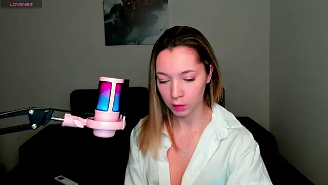 MiaThaine online show from 6, 1, 2025