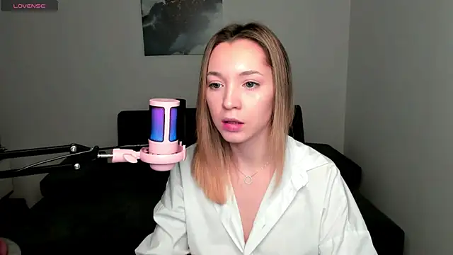 MiaThaine online show from 9, 1, 2025