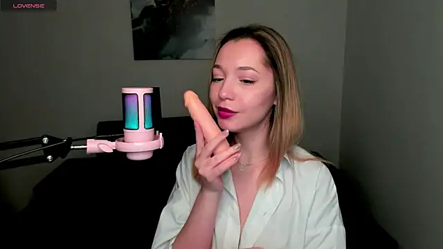 MiaThaine online show from 11, 1, 2025