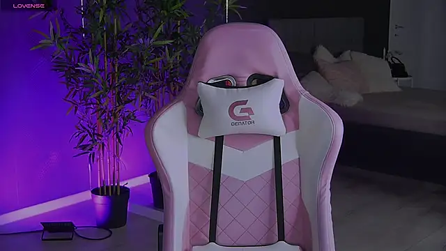 Snapshot of shayblonde chatting on 24, 12, 2024 shayblonde online show from 24, 12, 2024