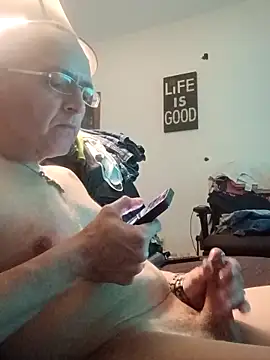 Snapshot of ILive2plezz chatting on 4, 4, 2026 ILive2plezz online show from 4, 4, 2026