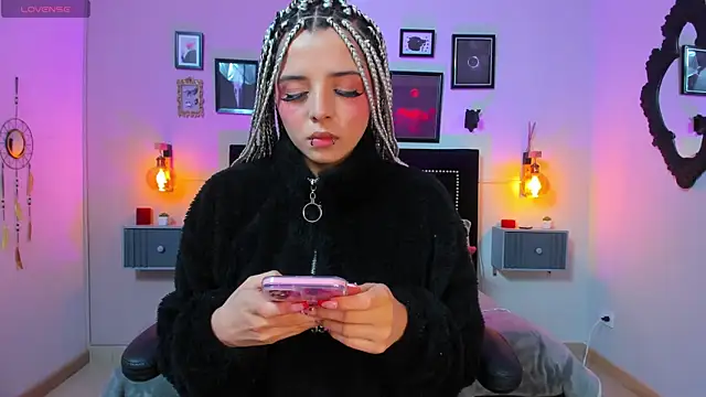 Charlotte  Benett online show from 10, 11, 2025