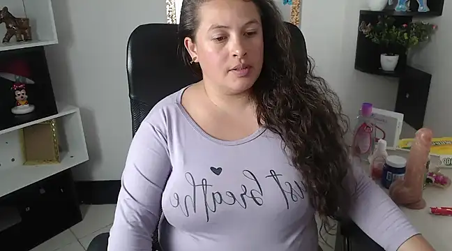 SaraThomso online show from 4, 2, 2025