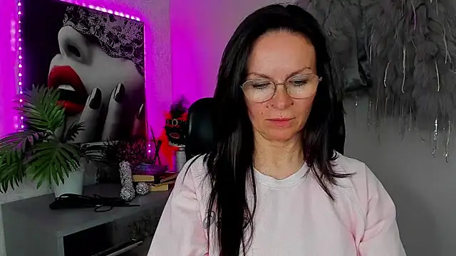Snapshot of HelenLuxx chatting on 21, 4, 2026 HelenLuxx online show from 21, 4, 2026