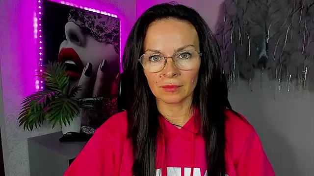 Snapshot of HelenLuxx chatting on 22, 4, 2026 HelenLuxx online show from 22, 4, 2026