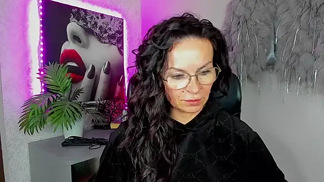Snapshot of HelenLuxx chatting on 23, 4, 2026 HelenLuxx online show from 23, 4, 2026