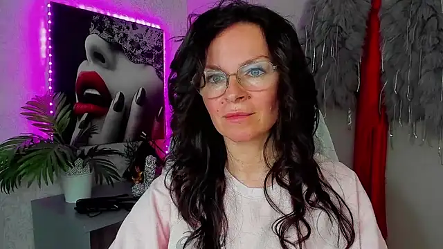 Snapshot of HelenLuxx chatting on 27, 4, 2026 HelenLuxx online show from 27, 4, 2026