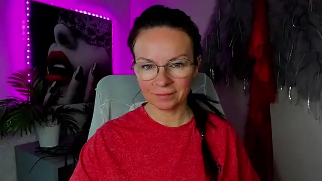 Snapshot of HelenLuxx chatting on 2, 5, 2026 HelenLuxx online show from 2, 5, 2026