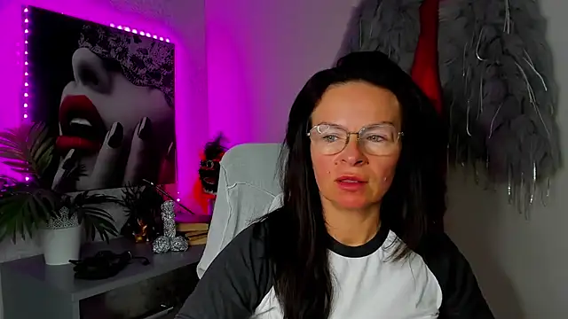 Snapshot of HelenLuxx chatting on 6, 5, 2026 HelenLuxx online show from 6, 5, 2026