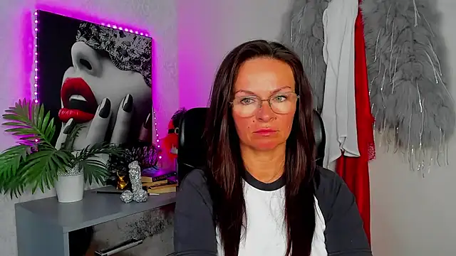 Snapshot of HelenLuxx chatting on 24, 6, 2026 HelenLuxx online show from 24, 6, 2026