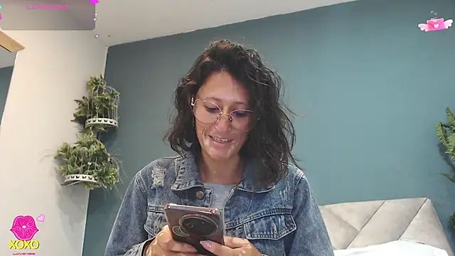 Snapshot of SharisWillian chatting on 4, 5, 2026 SharisWillian online show from 4, 5, 2026