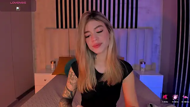 Snapshot of ViolettHansson chatting on 17, 6, 2026 ViolettHansson online show from 17, 6, 2026