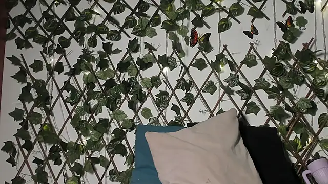 CoralineSanchez online show from 18, 10, 2025