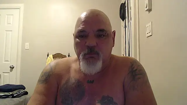 Newfiesausage1972 online show from 6, 2, 2025