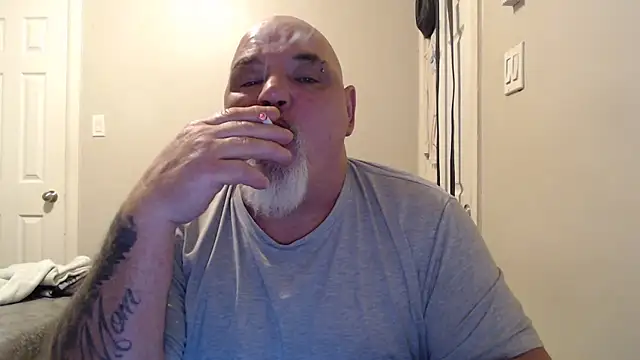 Newfiesausage1972 online show from 6, 2, 2025