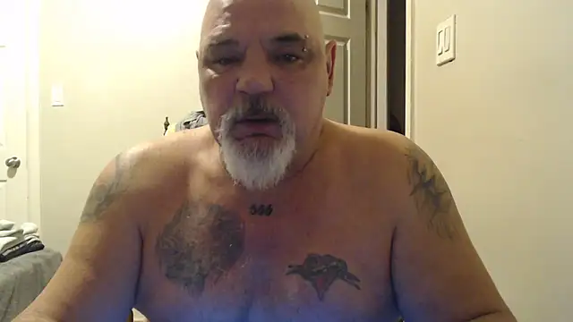 Newfiesausage1972 online show from 7, 2, 2025