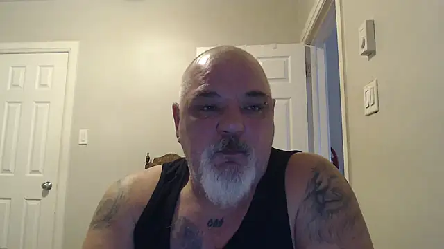 Newfiesausage1972 online show from 16, 2, 2025