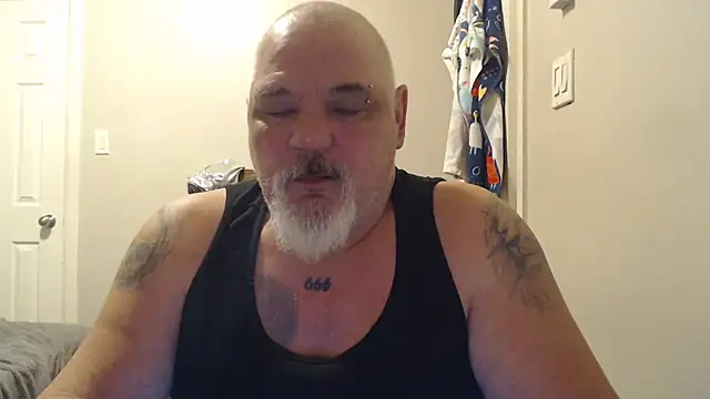 Newfiesausage1972 online show from 18, 2, 2025