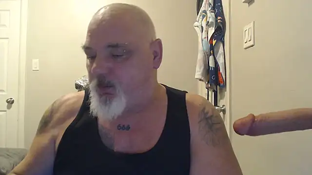 Newfiesausage1972 online show from 18, 2, 2025