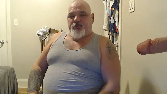 Newfiesausage1972 online show from 19, 2, 2025