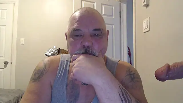 Newfiesausage1972 online show from 20, 2, 2025