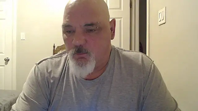 Newfiesausage1972 online show from 25, 2, 2025