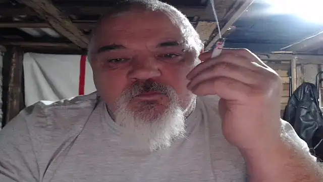 Newfiesausage1972 online show from 16, 11, 2025