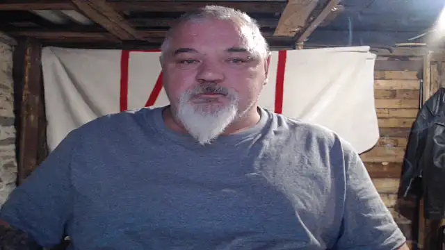 Newfiesausage1972 online show from 17, 11, 2025