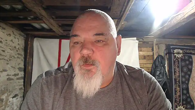 Newfiesausage1972 online show from 4, 12, 2025